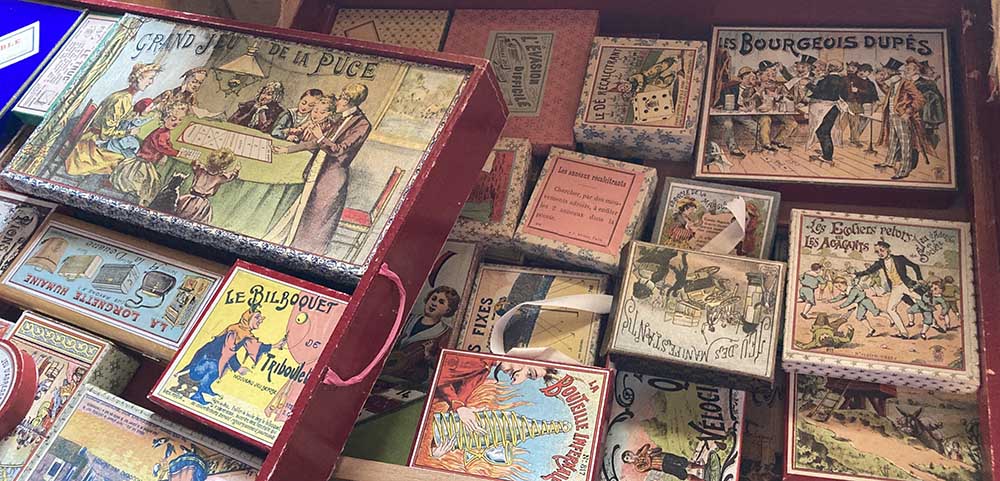 Ensemble de boîtes de jeux de société.